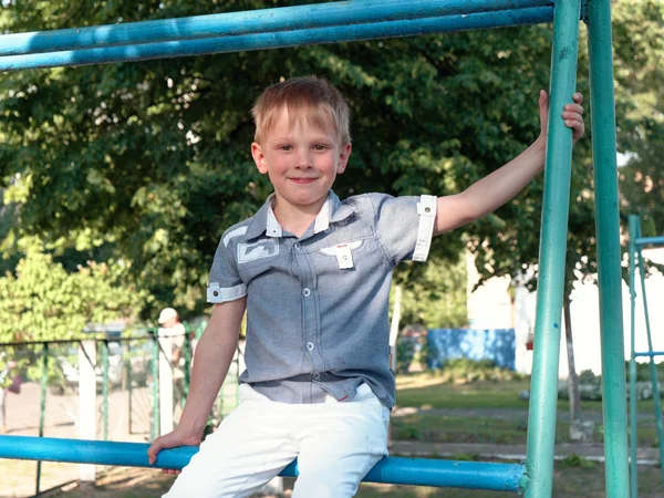 バーに座っている6歳の男の子. — ストック写真