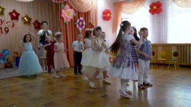 Gomel, Beyaz Rusya - 23 Mayıs 2019: Anaokulunun sonuna adanmış çocuk konseri matinesi. Sayı 2019.