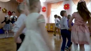 Gomel, Beyaz Rusya - 23 Mayıs 2019: Anaokulunun sonuna adanmış çocuk konseri matinesi. Sayı 2019.