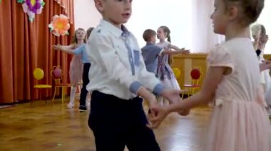 Gomel, Beyaz Rusya - 23 Mayıs 2019: Anaokulunun sonuna adanmış çocuk konseri matinesi. Sayı 2019.