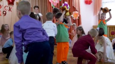 Gomel, Beyaz Rusya - 23 Mayıs 2019: Anaokulunun sonuna adanmış çocuk konseri matinesi. Sayı 2019.