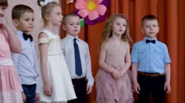 Gomel, Beyaz Rusya - 23 Mayıs 2019: Anaokulunun sonuna adanmış çocuk konseri matinesi. Sayı 2019.