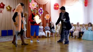 Gomel, Beyaz Rusya - 23 Mayıs 2019: Anaokulunun sonuna adanmış çocuk konseri matinesi. Sayı 2019.