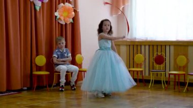 Gomel, Beyaz Rusya - 23 Mayıs 2019: Anaokulunun sonuna adanmış çocuk konseri matinesi. Sayı 2019.