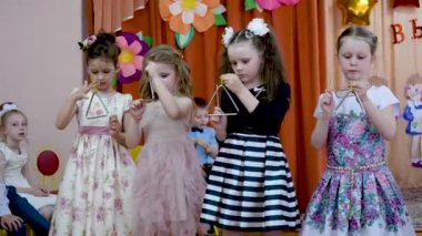 Gomel, Beyaz Rusya - 23 Mayıs 2019: Anaokulunun sonuna adanmış çocuk konseri matinesi. Sayı 2019.