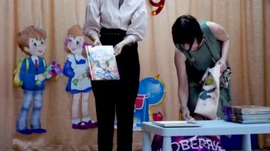 Gomel, Beyaz Rusya - 23 Mayıs 2019: Anaokulunun sonuna adanmış çocuk konseri matinesi. Sayı 2019.