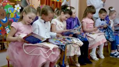 Gomel, Beyaz Rusya - 23 Mayıs 2019: Anaokulunun sonuna adanmış çocuk konseri matinesi. Sayı 2019.