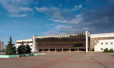 Gomel, Beyaz Rusya - 25 Mayıs 2019: Sabahın erken saatlerinde Buz Sarayı binası.