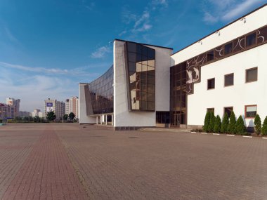 Gomel, Beyaz Rusya - 25 Mayıs 2019: Sabahın erken saatlerinde Buz Sarayı binası.