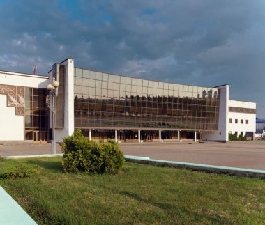 Gomel, Beyaz Rusya - 25 Mayıs 2019: Sabahın erken saatlerinde Buz Sarayı binası.