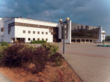 Gomel, Beyaz Rusya - 25 Mayıs 2019: Sabahın erken saatlerinde Buz Sarayı binası.