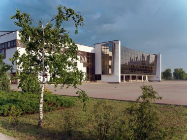 Gomel, Beyaz Rusya - 25 Mayıs 2019: Sabahın erken saatlerinde Buz Sarayı binası.