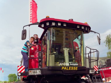 Gomel, Belarus - 26 Mayıs 2019: Tarım ekipmanları açık sergi.