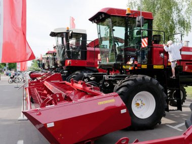 Gomel, Belarus - 26 Mayıs 2019: Tarım ekipmanları açık sergi.