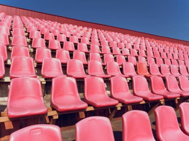 stadyumdaki seyirciler için kırmızı koltuk.