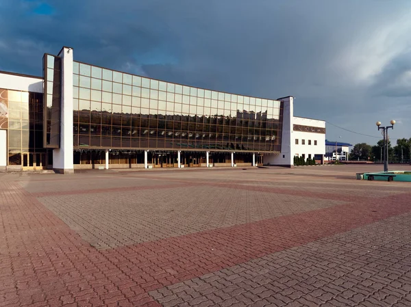 Gomel, Weißrussland - 25. Mai 2019: der Bau des Eispalastes am frühen Morgen. — Stockfoto