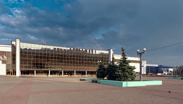 Gomel, Beyaz Rusya - 25 Mayıs 2019: Sabahın erken saatlerinde Buz Sarayı binası. — Stok fotoğraf