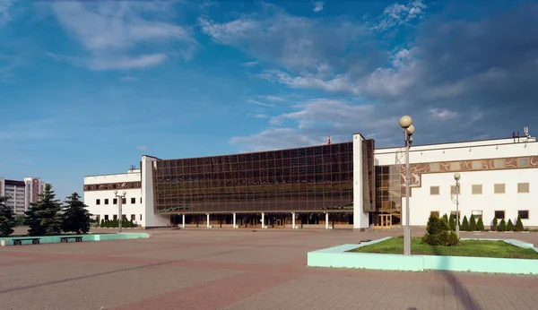 Homel, Wit-Rusland-25 mei 2019: de bouw van het ijspaleis in de vroege ochtend. — Stockfoto