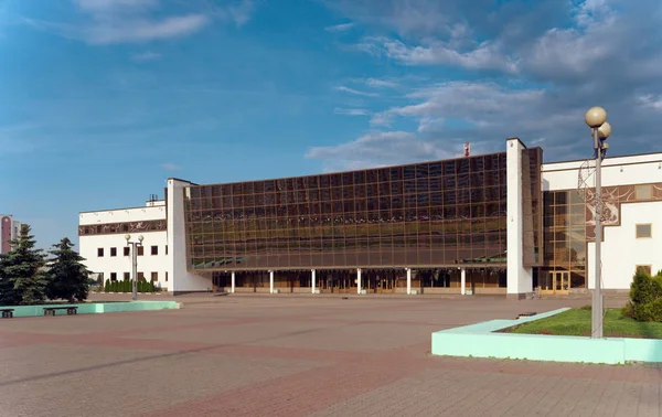 GOMEL, BELARUS - 25 de maio de 2019: O edifício do Palácio de Gelo no início da manhã . — Fotografia de Stock