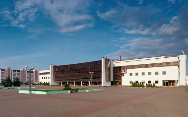 Gomel, Weißrussland - 25. Mai 2019: der Bau des Eispalastes am frühen Morgen. — Stockfoto