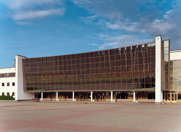Γκομέλ, Λευκορωσία-25 Μαΐου, 2019: το κτίριο του παλατιού πάγου νωρίς το πρωί. — Φωτογραφία Αρχείου