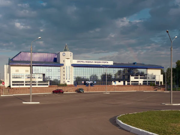 Gomel, Beyaz Rusya - 25 Mayıs 2019: Sabahın erken saatlerinde su sporları sarayının inşası — Stok fotoğraf