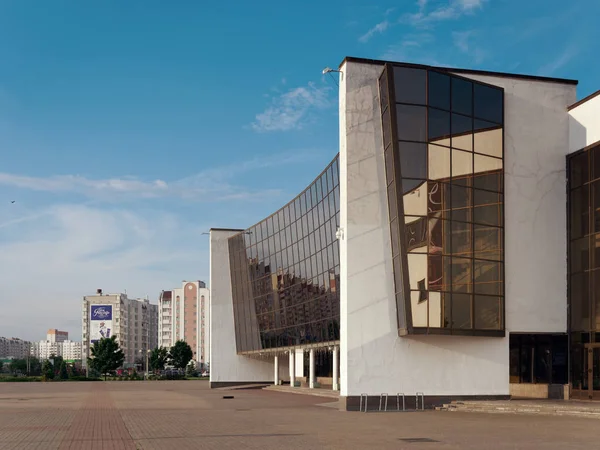 GOMEL, BELARUS - 25 de maio de 2019: O edifício do Palácio de Gelo no início da manhã . — Fotografia de Stock