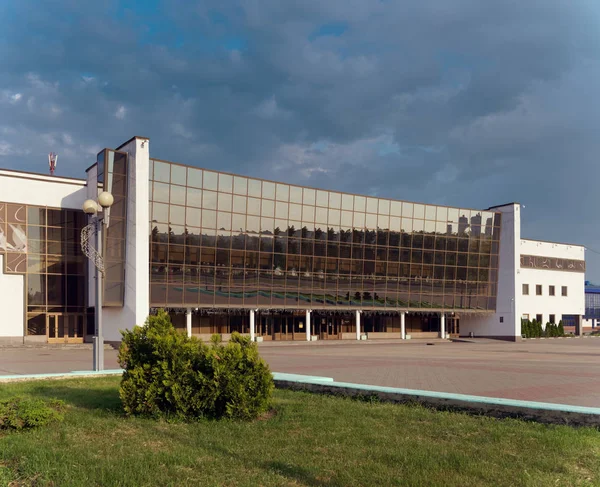 Gomel, Bělorusko-25. květen 2019: budova ledového paláce brzy ráno. — Stock fotografie