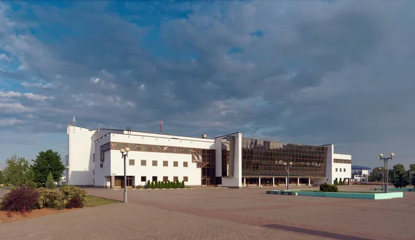 ГОМЕЛЬ, БЕЛАРУС - 25 мая 2019 года: Здание Ледового дворца ранним утром . — стоковое фото