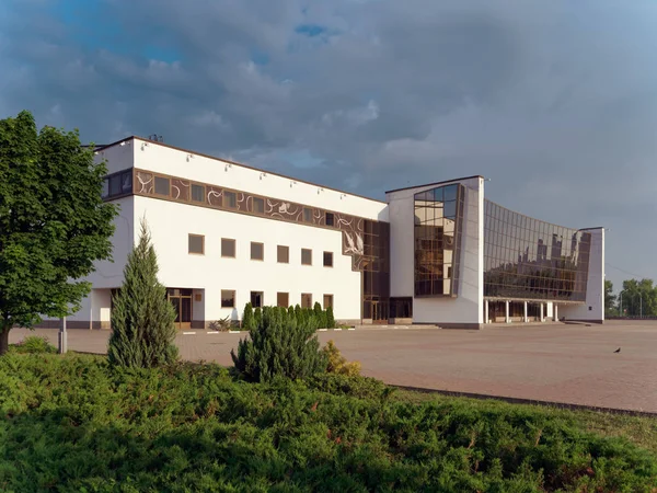 GOMEL, BÉLARUS - 25 MAI 2019 : La construction du Palais des Glaces tôt le matin . — Photo