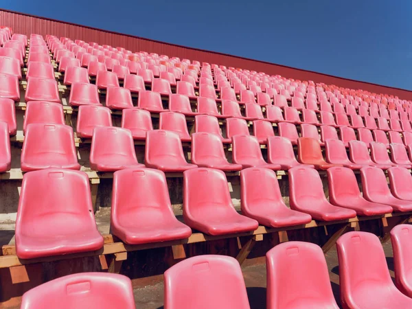 Sedili rossi per spettatori nello stadio . — Foto Stock