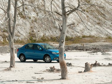 Gomel, Beyaz Rusya - 29 Mayıs 2019: Cansız çölde Mavi Renault Logan araba.
