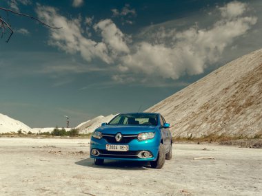 Gomel, Beyaz Rusya - 29 Mayıs 2019: Cansız çölde Mavi Renault Logan araba.