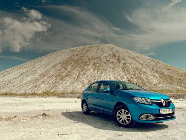 Gomel, Beyaz Rusya - 29 Mayıs 2019: Cansız çölde Mavi Renault Logan araba.