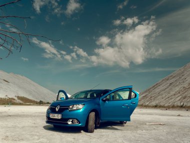 Gomel, Beyaz Rusya - 29 Mayıs 2019: Cansız çölde Mavi Renault Logan araba.