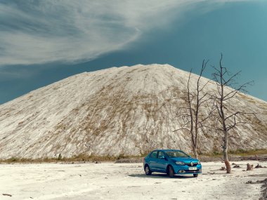 Gomel, Beyaz Rusya - 29 Mayıs 2019: Cansız çölde Mavi Renault Logan araba.