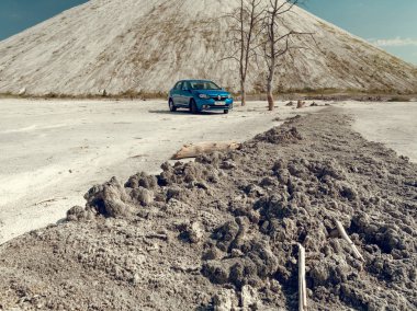 Gomel, Beyaz Rusya - 29 Mayıs 2019: Cansız çölde Mavi Renault Logan araba.