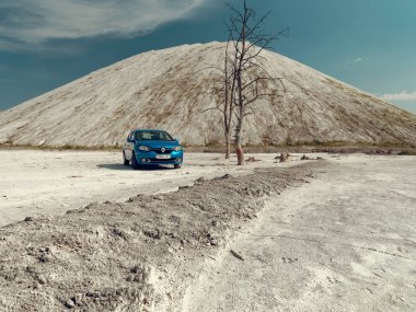 Gomel, Beyaz Rusya - 29 Mayıs 2019: Cansız çölde Mavi Renault Logan araba.
