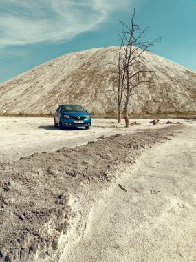 Gomel, Beyaz Rusya - 29 Mayıs 2019: Cansız çölde Mavi Renault Logan araba.