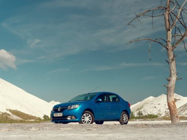 Gomel, Beyaz Rusya - 29 Mayıs 2019: Cansız çölde Mavi Renault Logan araba.