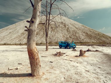 Gomel, Beyaz Rusya - 29 Mayıs 2019: Cansız çölde Mavi Renault Logan araba.