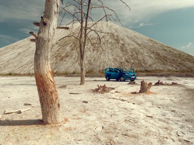 Gomel, Beyaz Rusya - 29 Mayıs 2019: Cansız çölde Mavi Renault Logan araba.