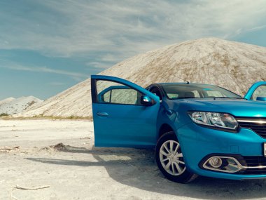 Gomel, Beyaz Rusya - 29 Mayıs 2019: Cansız çölde Mavi Renault Logan araba.