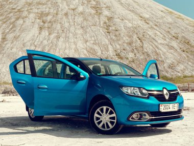 Gomel, Beyaz Rusya - 29 Mayıs 2019: Cansız çölde Mavi Renault Logan araba.