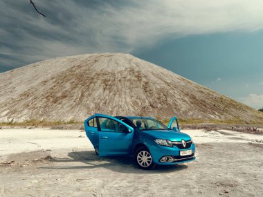 Gomel, Beyaz Rusya - 29 Mayıs 2019: Cansız çölde Mavi Renault Logan araba.