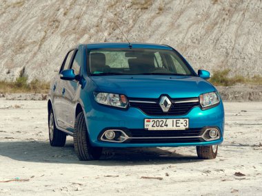 Gomel, Beyaz Rusya - 29 Mayıs 2019: Cansız çölde Mavi Renault Logan araba.