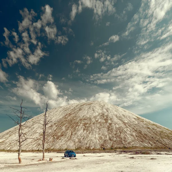 고멜, 벨라루스 - 2019년 5월 29일: 생명이 없는 사막의 블루 르노 로건 자동차. — 스톡 사진
