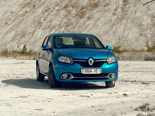 GOMEL, BELARUS - MAY 29, 2019: Blue Renault Logan car in lifeless desert. — Stock Photo, Image