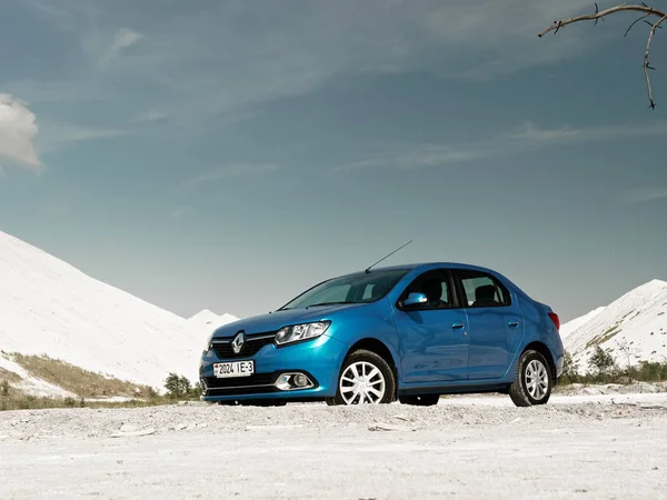 ГОМЕЛЬ, БЕЛАРУС - 29 мая 2019 года: Автомобиль Blue Renault Logan в безжизненной пустыне . — стоковое фото