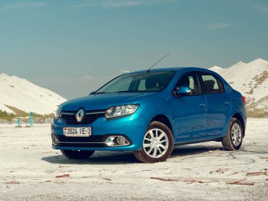 Gomel, Beyaz Rusya - 29 Mayıs 2019: Cansız çölde Mavi Renault Logan araba.